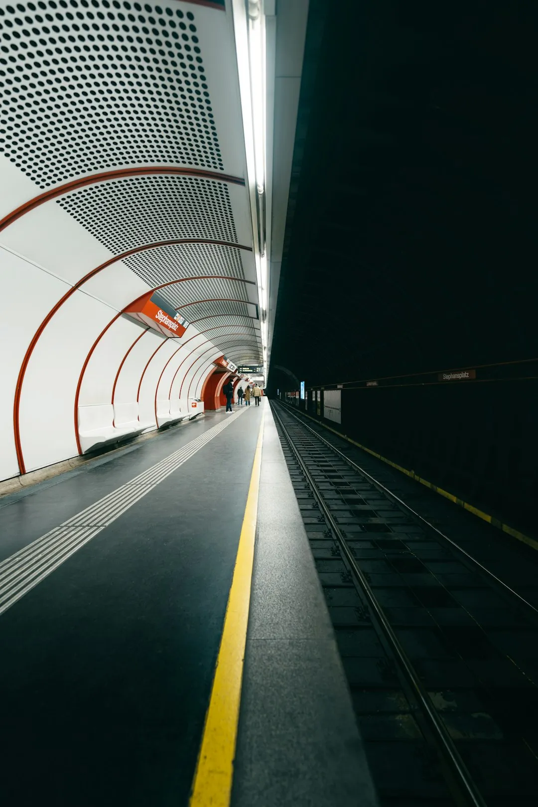 Équipe de techniciens spécialisés installant un manchon de chemisage résine dans une galerie technique du métro parisien, éclairée par des projecteurs professionnels