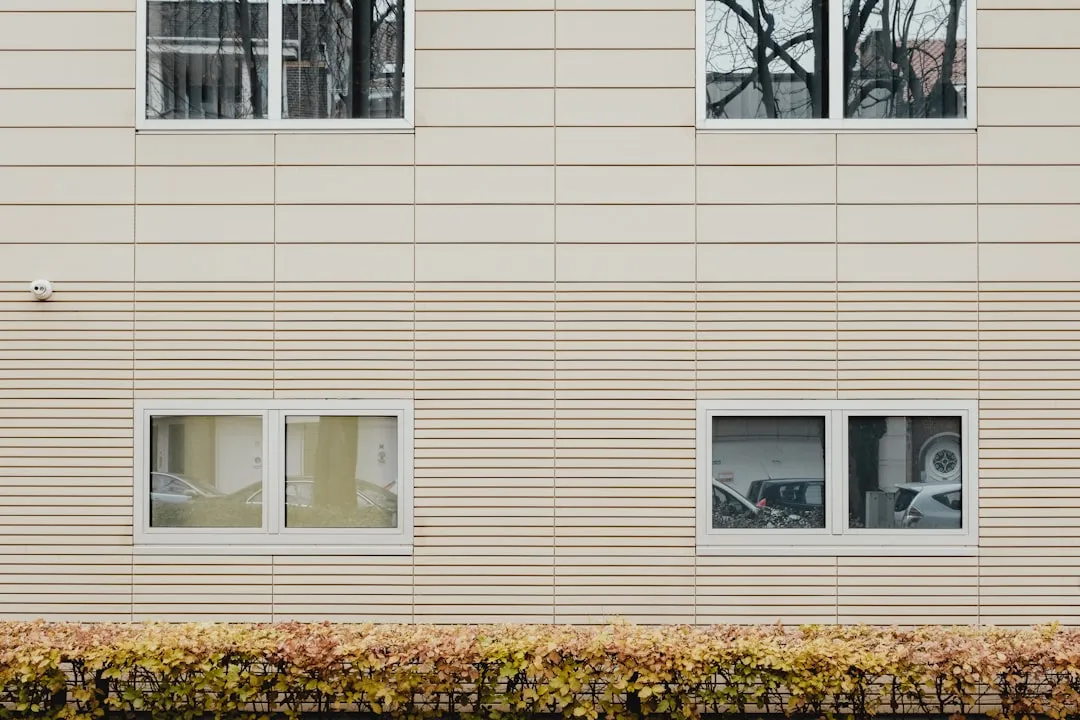 a building that has some windows in it - Photo par Bernard Hermant sur Unsplash