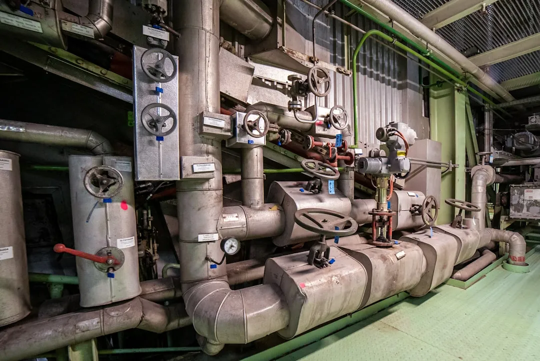 Laboratoire futuriste avec échantillons de nouveaux matériaux de chemisage et équipements haute technologie