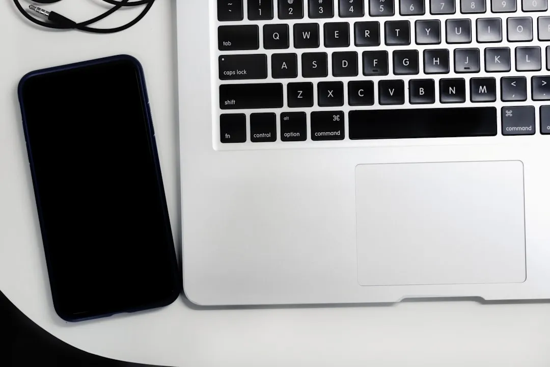 macbook pro on white table - Photo par Md Mahdi sur Unsplash