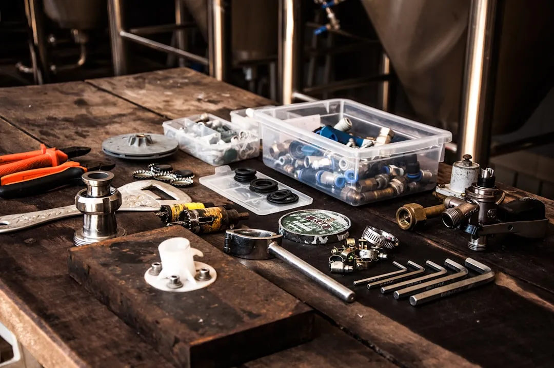 flat lay photography of assorted-color mechanical tool set - Photo par Wesley Caribe sur Unsplash