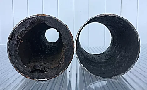 Expert du chemisage effectuant des opérations de fraisage et curage pour préparer une canalisation avant chemisage professionnel